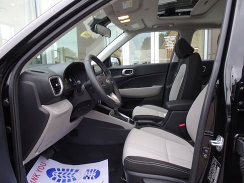 Used 2023 Hyundai Venue SEL FWD image 8