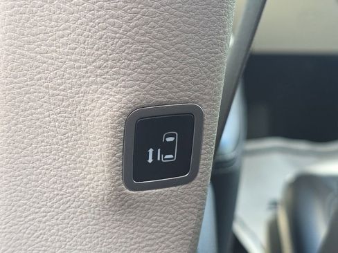 Used 2024 Chrysler Pacifica Touring-L FWD image 17