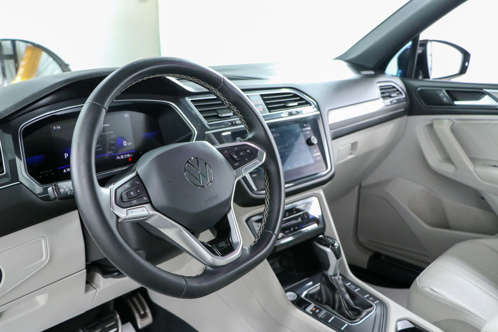 Used 2023 Volkswagen Tiguan SE R-Line FWD image 23