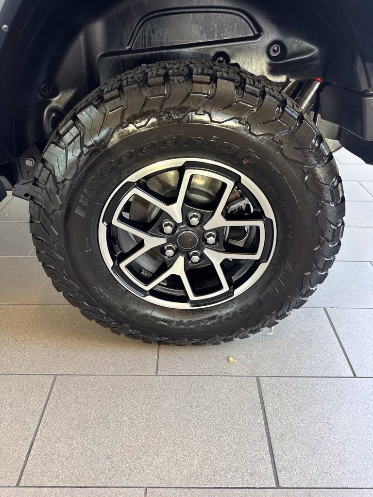 Used 2025 Jeep Wrangler Unlimited Rubicon AWD/4WD image 19