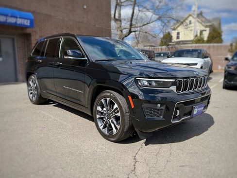 Used 2023 Jeep Grand Cherokee Overland w/ Luxury Tech Group IV AWD/4WD image 3
