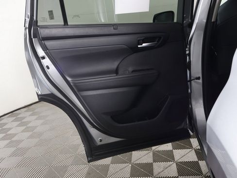 Used 2020 Toyota Highlander XLE image 26