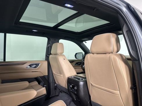 Used 2022 Chevrolet Suburban Premier image 16