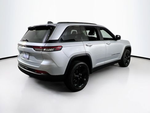 Used 2022 Jeep Grand Cherokee Altitude AWD/4WD image 5