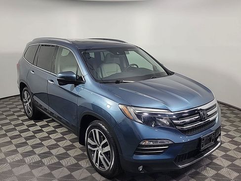 Certified 2017 Honda Pilot Touring image 2