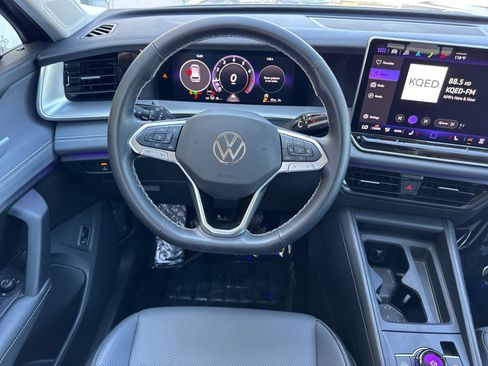 Used 2025 Volkswagen Tiguan SE AWD/4WD image 16