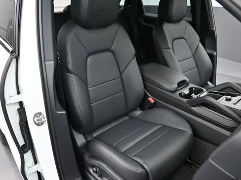 Certified 2025 Porsche Cayenne AWD/4WD image 19