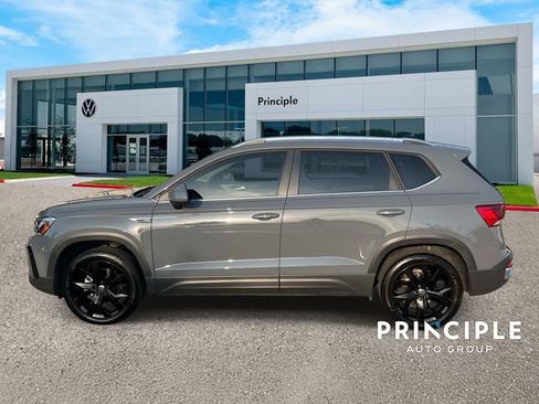 Used 2024 Volkswagen Taos SE w/ Panoramic Sunroof Package FWD image 6