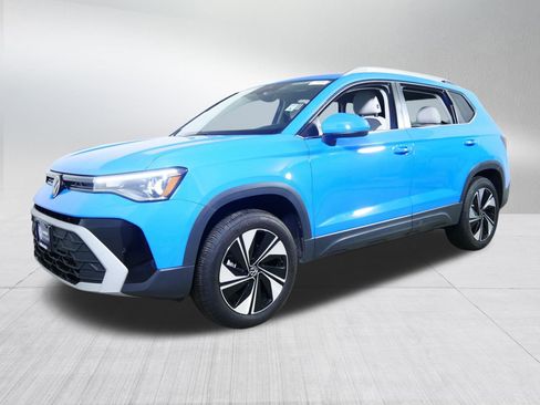 Used 2025 Volkswagen Taos SE image 3