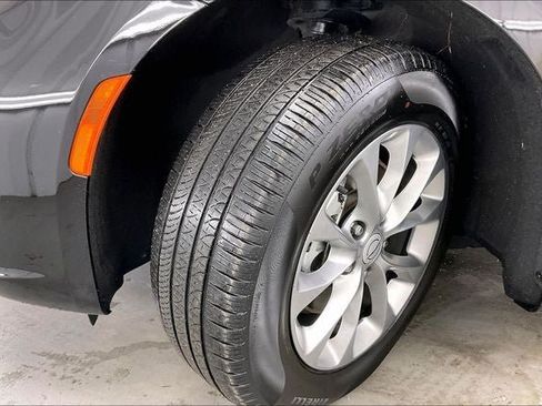 Used 2026 Chrysler Pacifica Limited FWD image 34