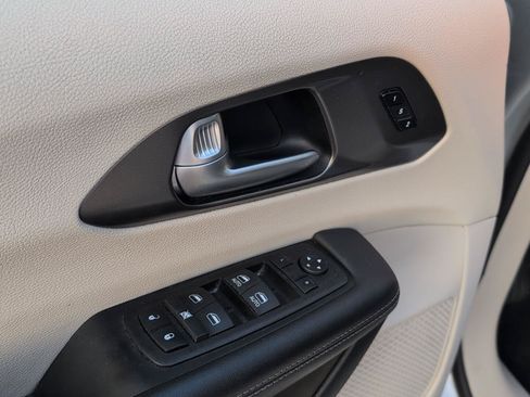 Used 2024 Chrysler Pacifica Touring-L FWD image 18