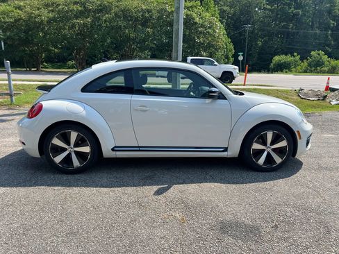 Used 2013 Volkswagen Beetle 2.0T image 4
