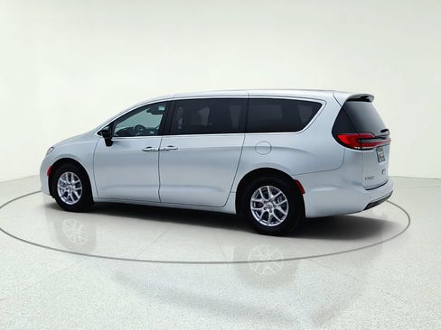 Used 2024 Chrysler Pacifica Touring-L FWD image 5