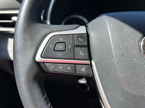 Used 2024 Toyota Highlander XLE FWD image 22