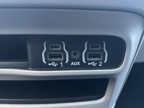 Used 2024 Chrysler Pacifica Touring-L image 30