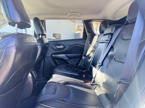 Used 2019 Jeep Cherokee Limited image 19