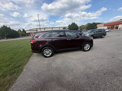 Used 2017 Kia Sorento FWD image 4