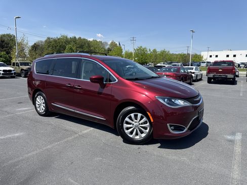 Used 2018 Chrysler Pacifica Touring-L w/ Advanced Safetytec Group image 6