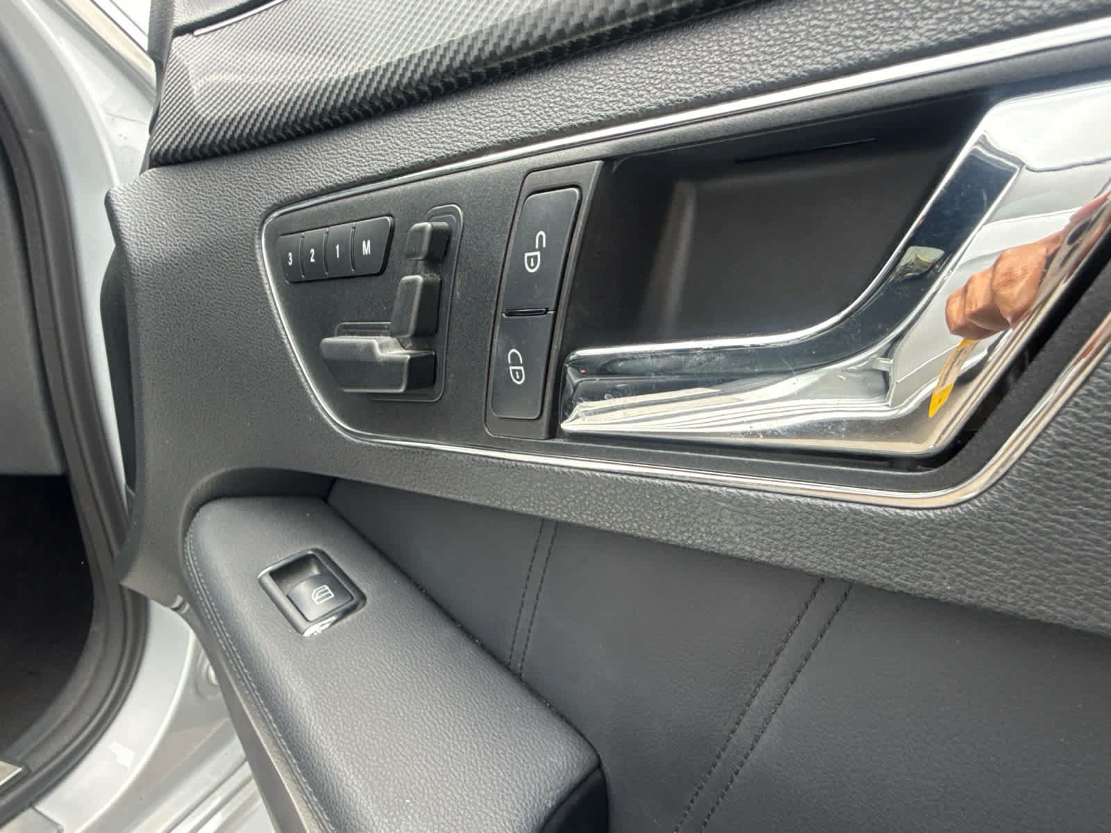Used 2010 Mercedes-Benz E 550 Sedan image 23