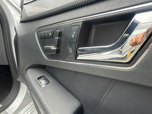 Used 2010 Mercedes-Benz E 550 Sedan image 23