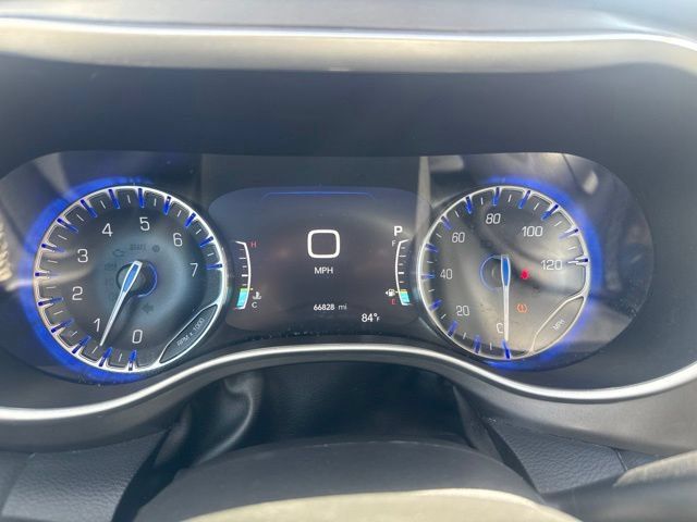 Used 2024 Chrysler Pacifica Touring-L FWD image 14