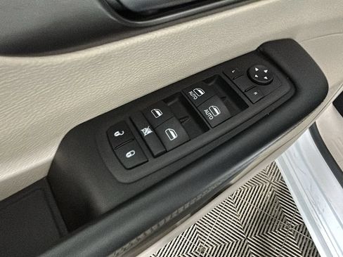 Used 2024 Chrysler Pacifica Touring-L FWD image 11