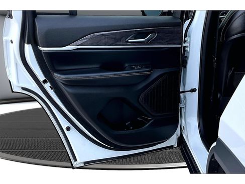 Certified 2025 Jeep Grand Cherokee Limited AWD/4WD image 35