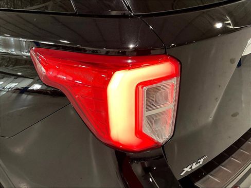 Used 2023 Ford Explorer XLT AWD/4WD image 23