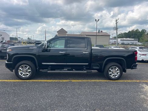 Used 2024 Chevrolet Silverado 2500 High Country w/ Technology Package AWD/4WD image 2