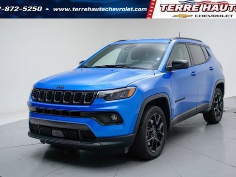 Used 2025 Jeep Compass Latitude w/ Convenience Group AWD/4WD image 1