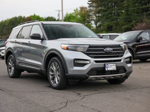 Used 2023 Ford Explorer XLT w/ Equipment Group 202A AWD/4WD image 3