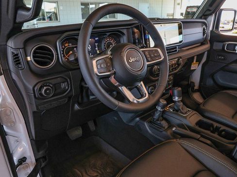 Used 2025 Jeep Wrangler Sahara image 11