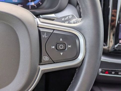 Used 2022 Volvo XC60 B5 Momentum image 18