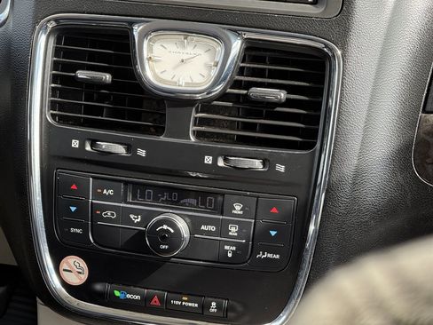 Used 2015 Chrysler Town & Country Touring image 19