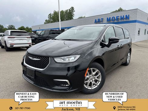 Used 2025 Chrysler Pacifica Select FWD image 1