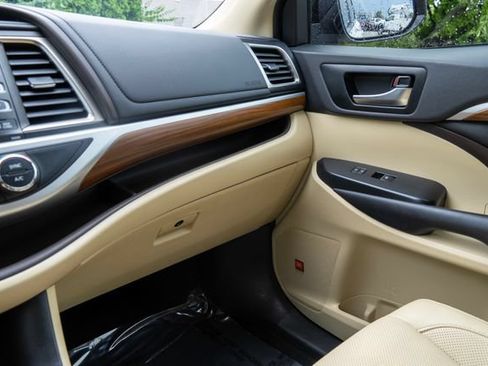 Used 2019 Toyota Highlander Limited FWD image 40