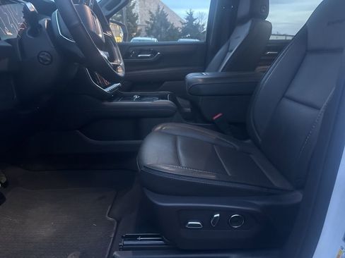 Used 2025 GMC Yukon XL Denali image 13