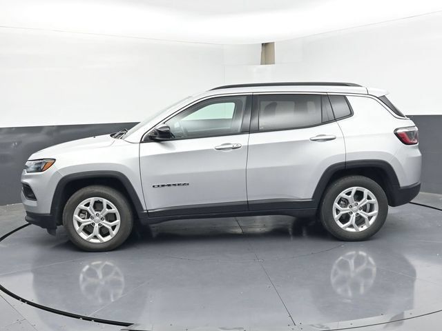 Used 2024 Jeep Compass Latitude AWD/4WD image 4
