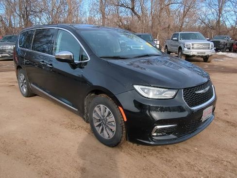Used 2023 Chrysler Pacifica Limited image 2