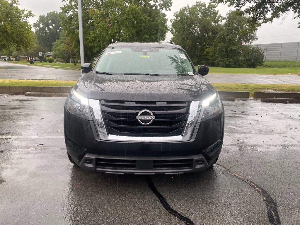 Used 2025 Nissan Pathfinder SV FWD image 2