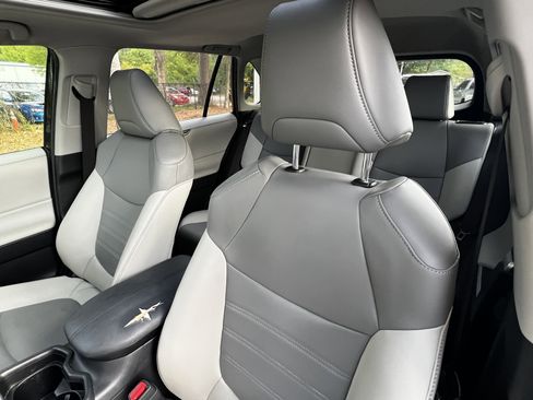 Used 2019 Toyota RAV4 XLE Premium image 18