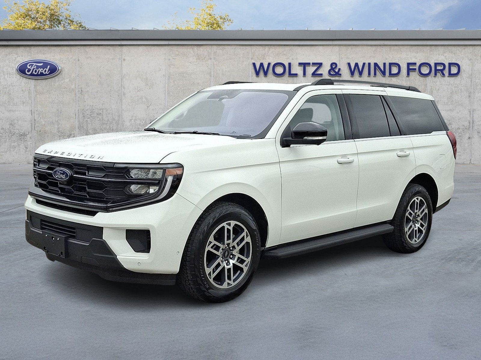 Used 2025 Ford Expedition Active AWD/4WD image 3
