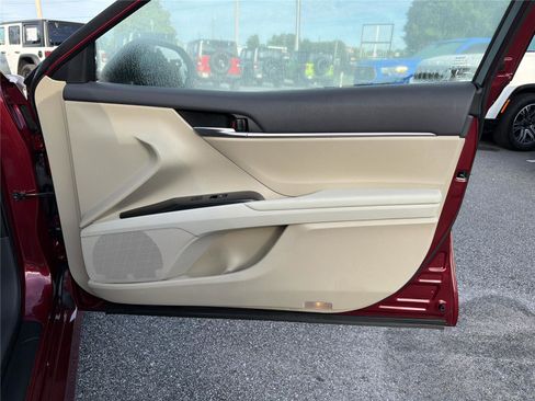 Used 2018 Toyota Camry LE FWD image 12