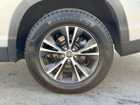 Used 2019 Toyota Highlander Plus FWD image 30
