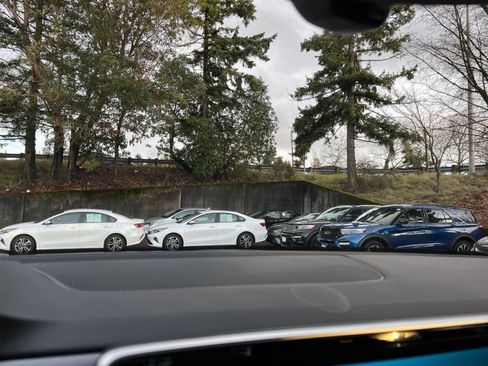 Used 2025 Volkswagen Atlas Cross Sport SE image 18