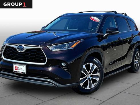 Certified 2021 Toyota Highlander XLE AWD/4WD image 1