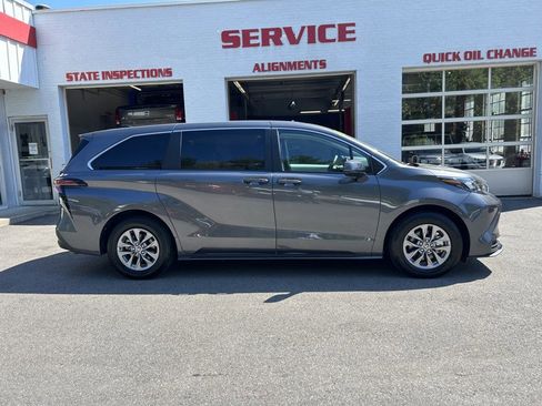 Used 2025 Toyota Sienna LE AWD/4WD image 8