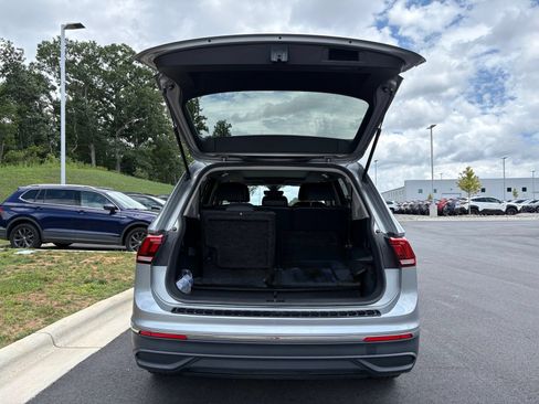 Used 2023 Volkswagen Tiguan SE w/ Panoramic Sunroof Package FWD image 11
