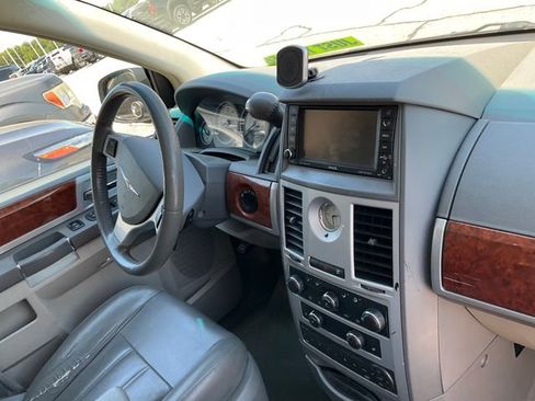 Used 2009 Chrysler Town & Country Touring FWD image 12