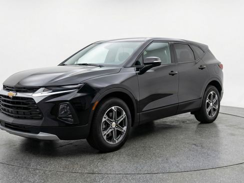 Used 2025 Chevrolet Blazer LT image 3